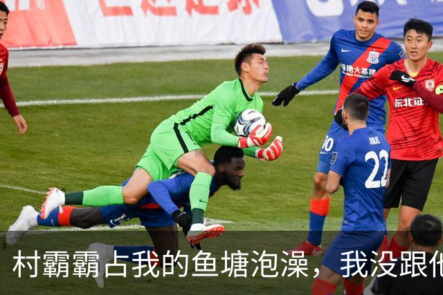 村霸霸占我的鱼塘泡澡，我没跟他吵，悄悄往水里倒了十多斤蜂蜜，第二天天刚亮，全村老少都围在鱼塘边看热闹
